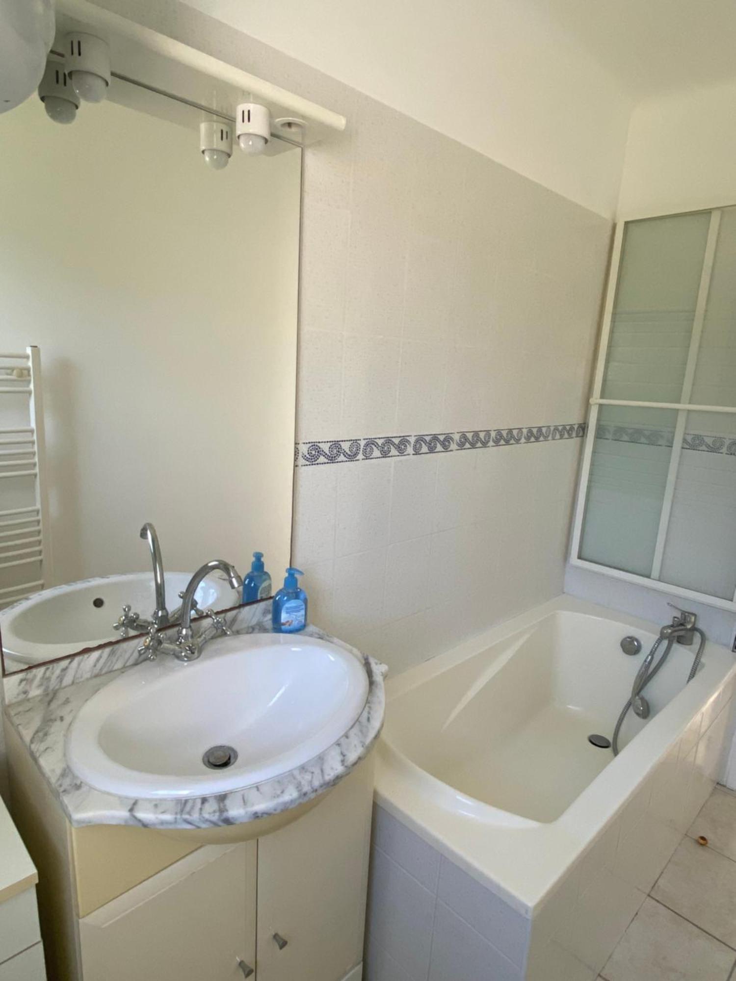 Chez Madou, T1 En Bas De Villa Et Rez De Jardin A 900M De La Mer Et Des Commerces Fréjus Exterior foto